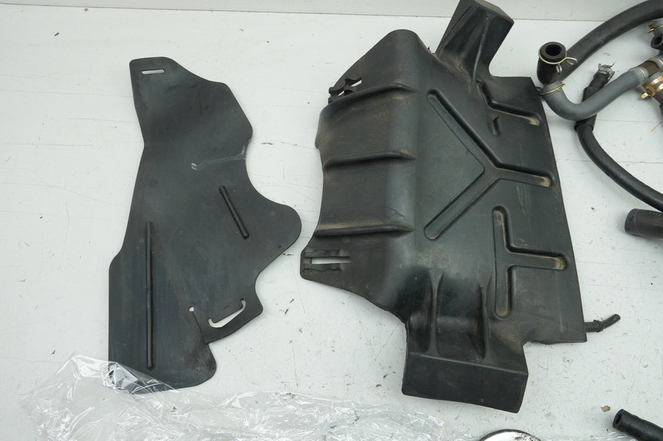 HONDA CBR 600 PC35 Schrauben Kleinteile Muttern Schlauch für Rahmen Verkleidung