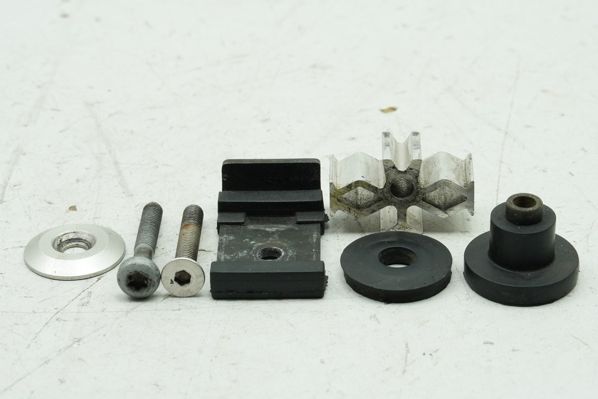 TRIUMPH SPEED TRIPLE 955 i 595 N Halterung für Tank Gummis Schraube Tankhalter