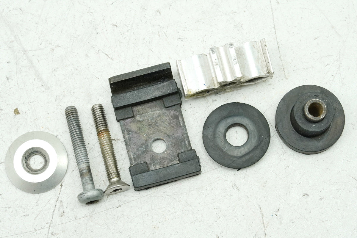 TRIUMPH SPEED TRIPLE 955 i 595 N Halterung für Tank Gummis Schraube Tankhalter