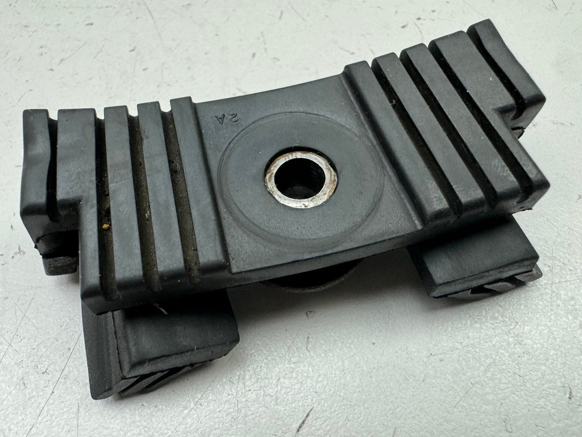 Honda CBR 900 SC28 Gummi Dämpfer Puffer Tank hinten Kraftstofftank Hülse 92-95