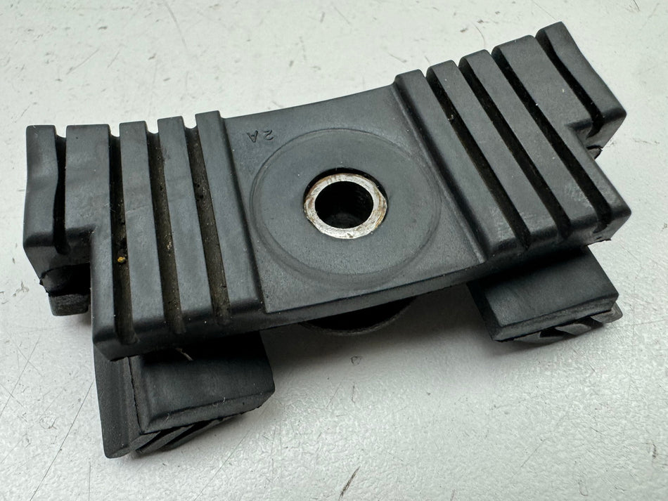Honda CBR 900 SC28 Gummi Dämpfer Puffer Tank hinten Kraftstofftank Hülse 92-95