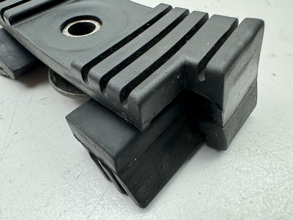 Honda CBR 900 SC28 Gummi Dämpfer Puffer Tank hinten Kraftstofftank Hülse 92-95