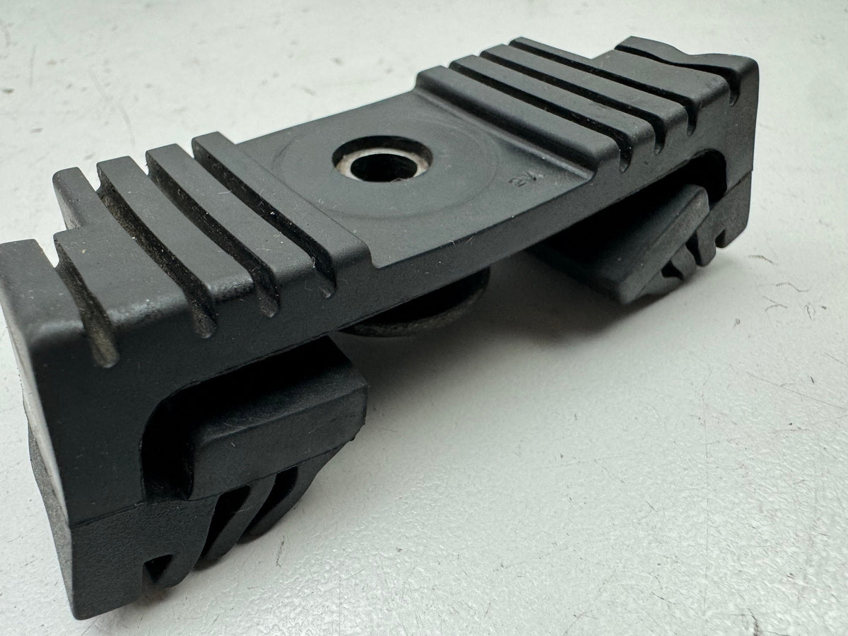 Honda CBR 900 SC28 Gummi Dämpfer Puffer Tank hinten Kraftstofftank Hülse 92-95
