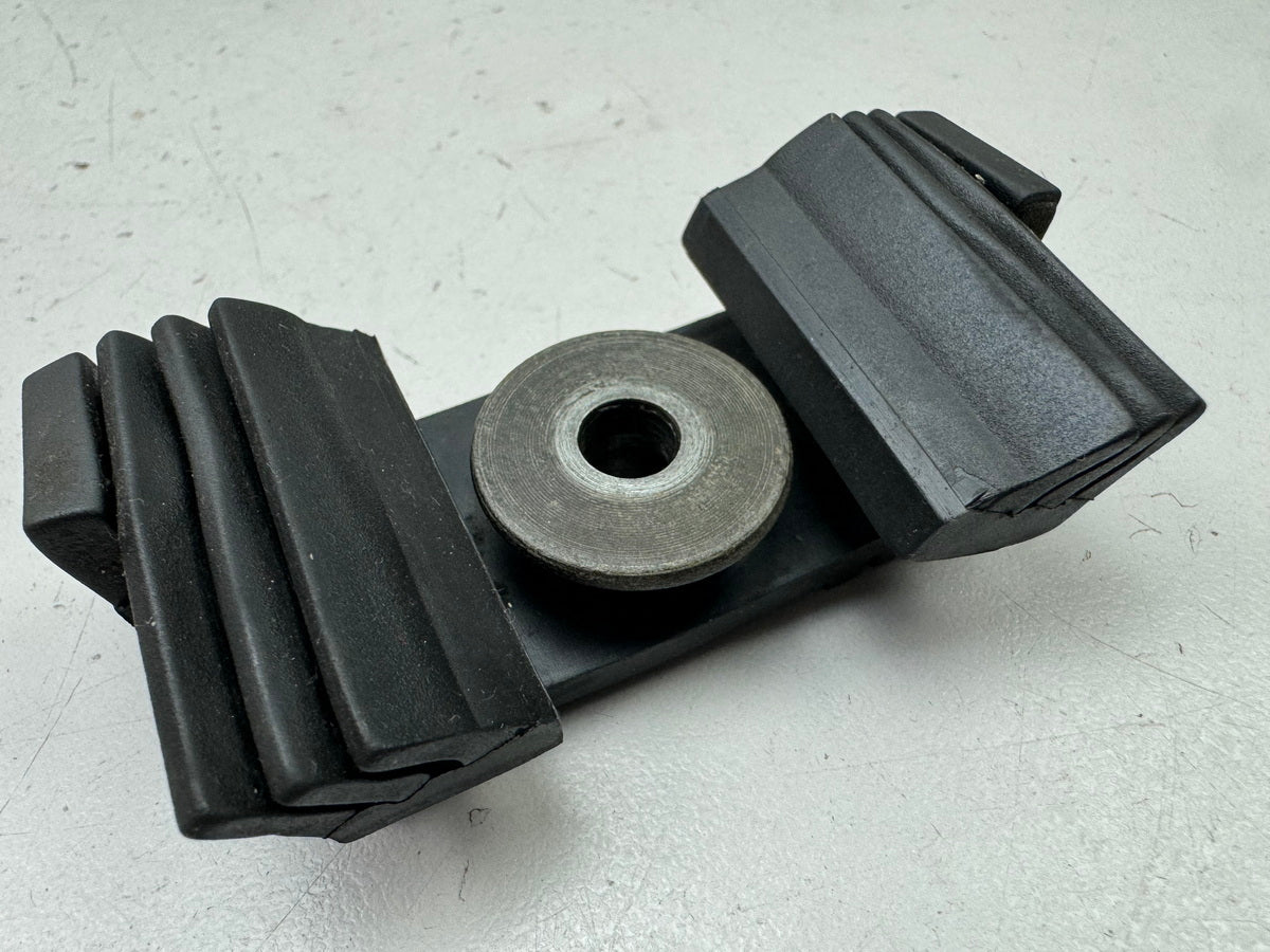 Honda CBR 900 SC28 Gummi Dämpfer Puffer Tank hinten Kraftstofftank Hülse 92-95