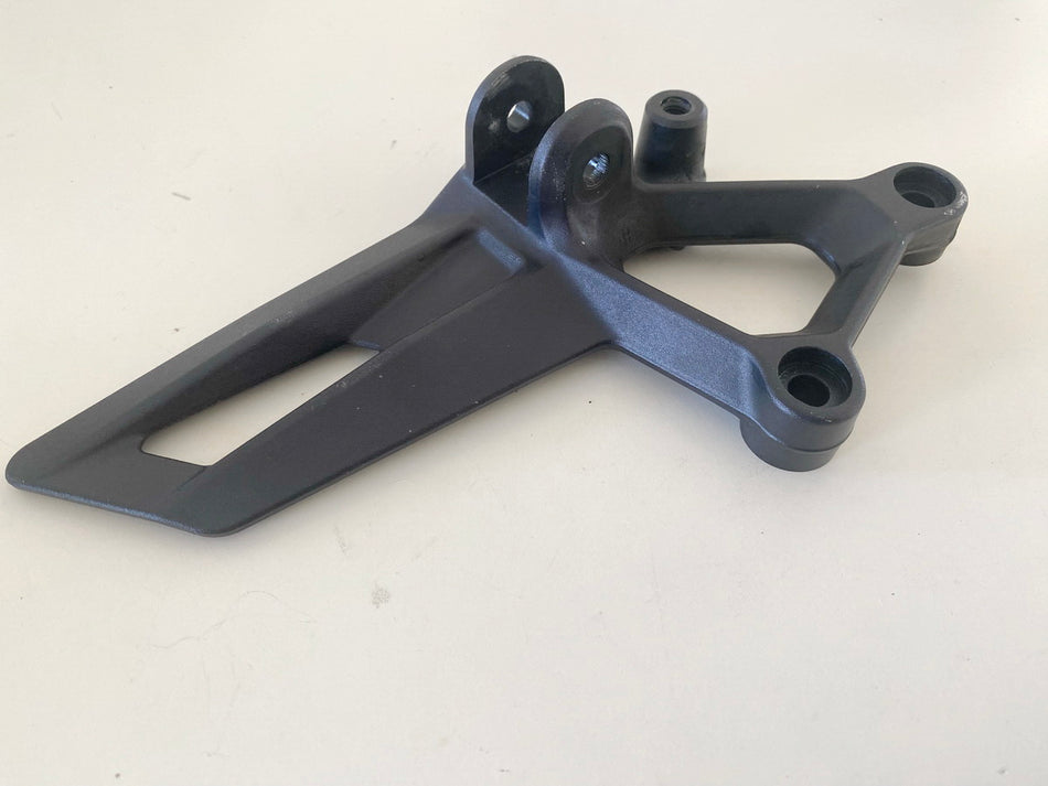 KTM 1290 SUPERDUKE R Soporte estribera izquierdo del conductor, soporte estribera, placa estribera