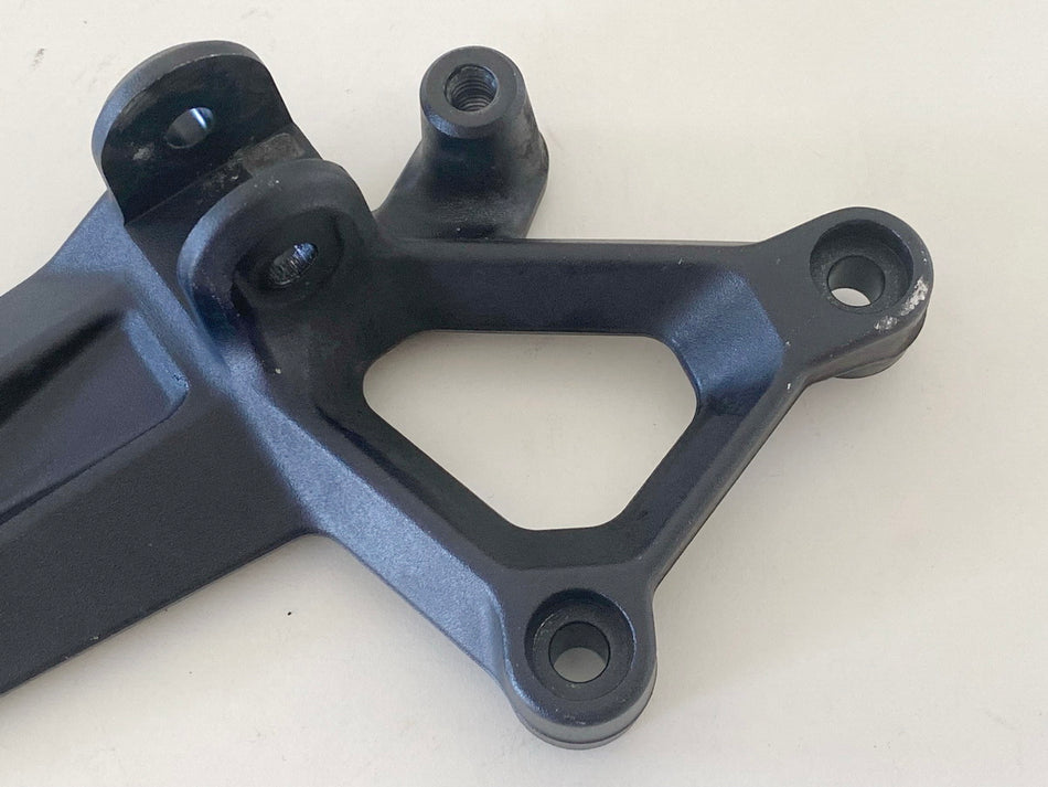 KTM 1290 SUPERDUKE R Soporte estribera izquierdo del conductor, soporte estribera, placa estribera