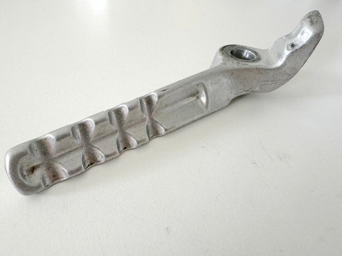 YAMAHA TT 600 E 4GV (4LW) Fußraste hinten links original Sozius Beifahrer