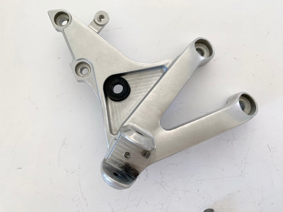 HONDA CBR 600 RR PC40 Fußrastenträger Fahrer rechts Halter Fußrastenplatte 07-13