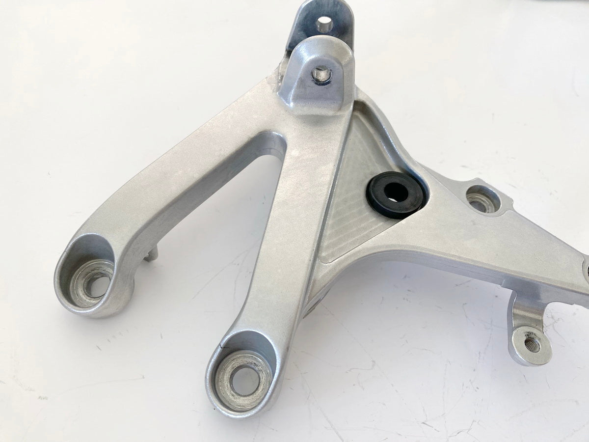 HONDA CBR 600 RR PC40 Fußrastenträger Fahrer rechts Halter Fußrastenplatte 07-13