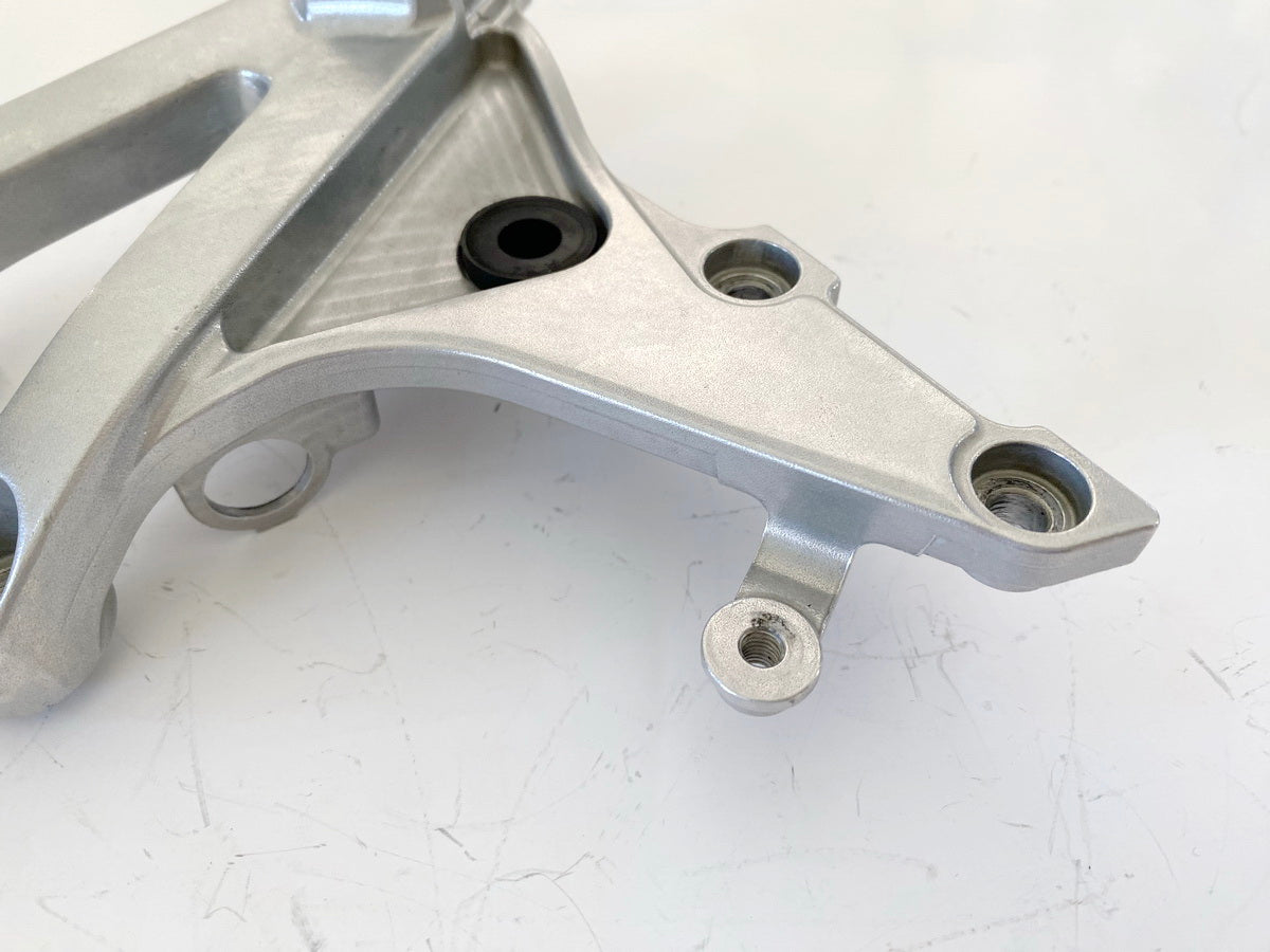 HONDA CBR 600 RR PC40 Fußrastenträger Fahrer rechts Halter Fußrastenplatte 07-13