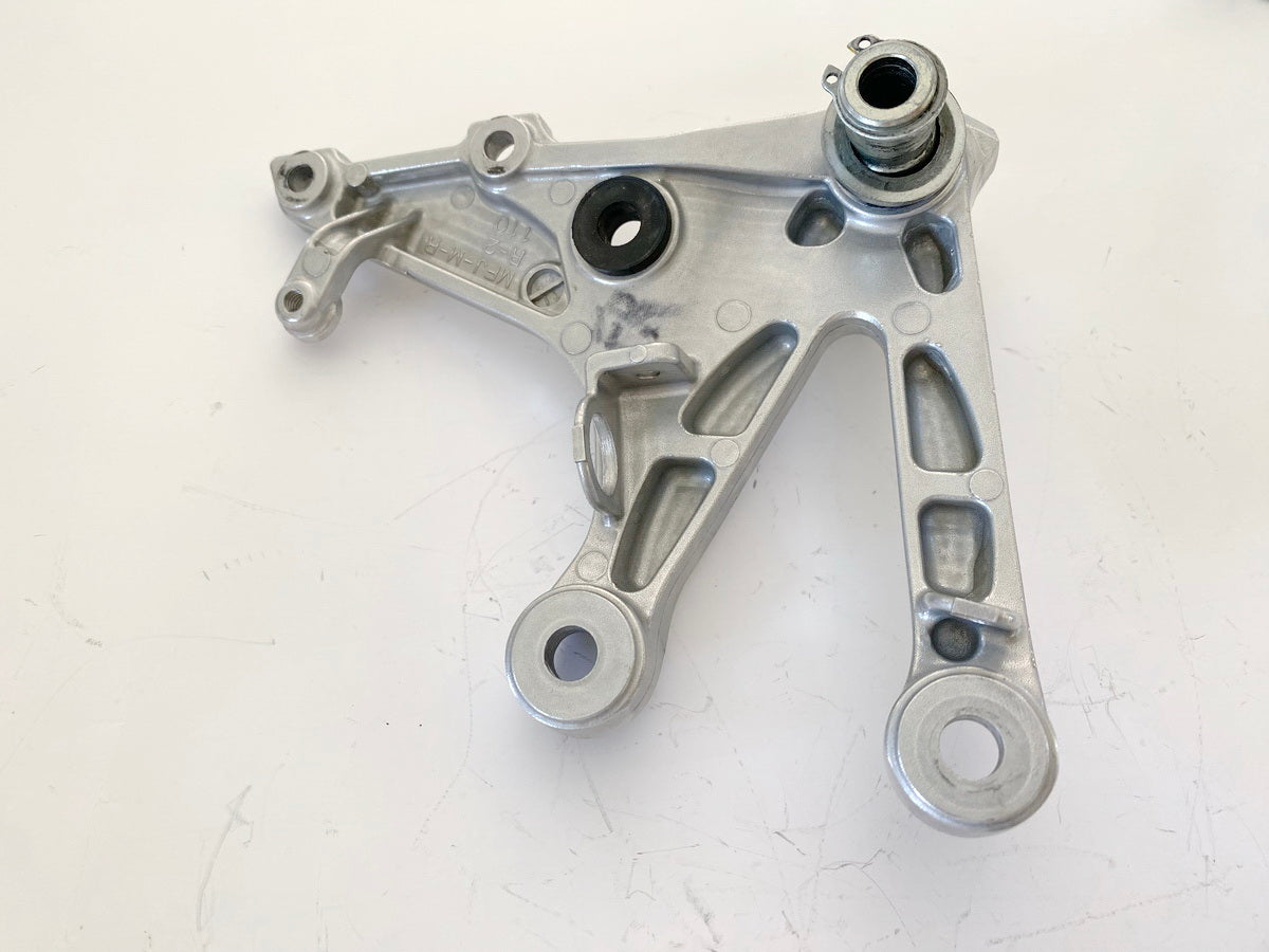 HONDA CBR 600 RR PC40 Fußrastenträger Fahrer rechts Halter Fußrastenplatte 07-13
