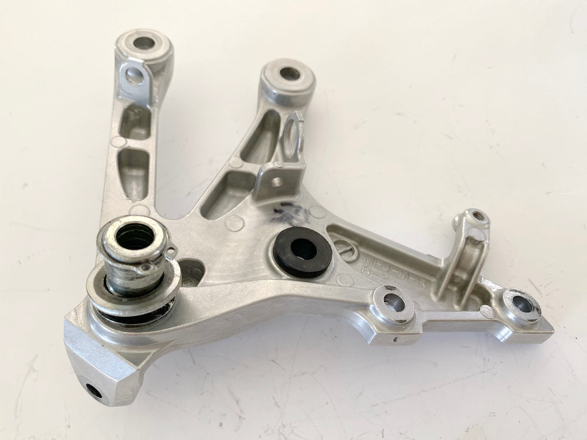 HONDA CBR 600 RR PC40 Fußrastenträger Fahrer rechts Halter Fußrastenplatte 07-13