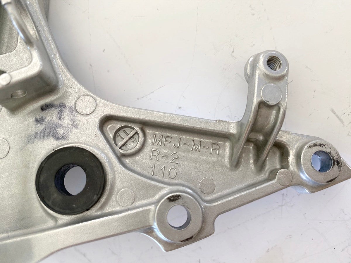 HONDA CBR 600 RR PC40 Fußrastenträger Fahrer rechts Halter Fußrastenplatte 07-13