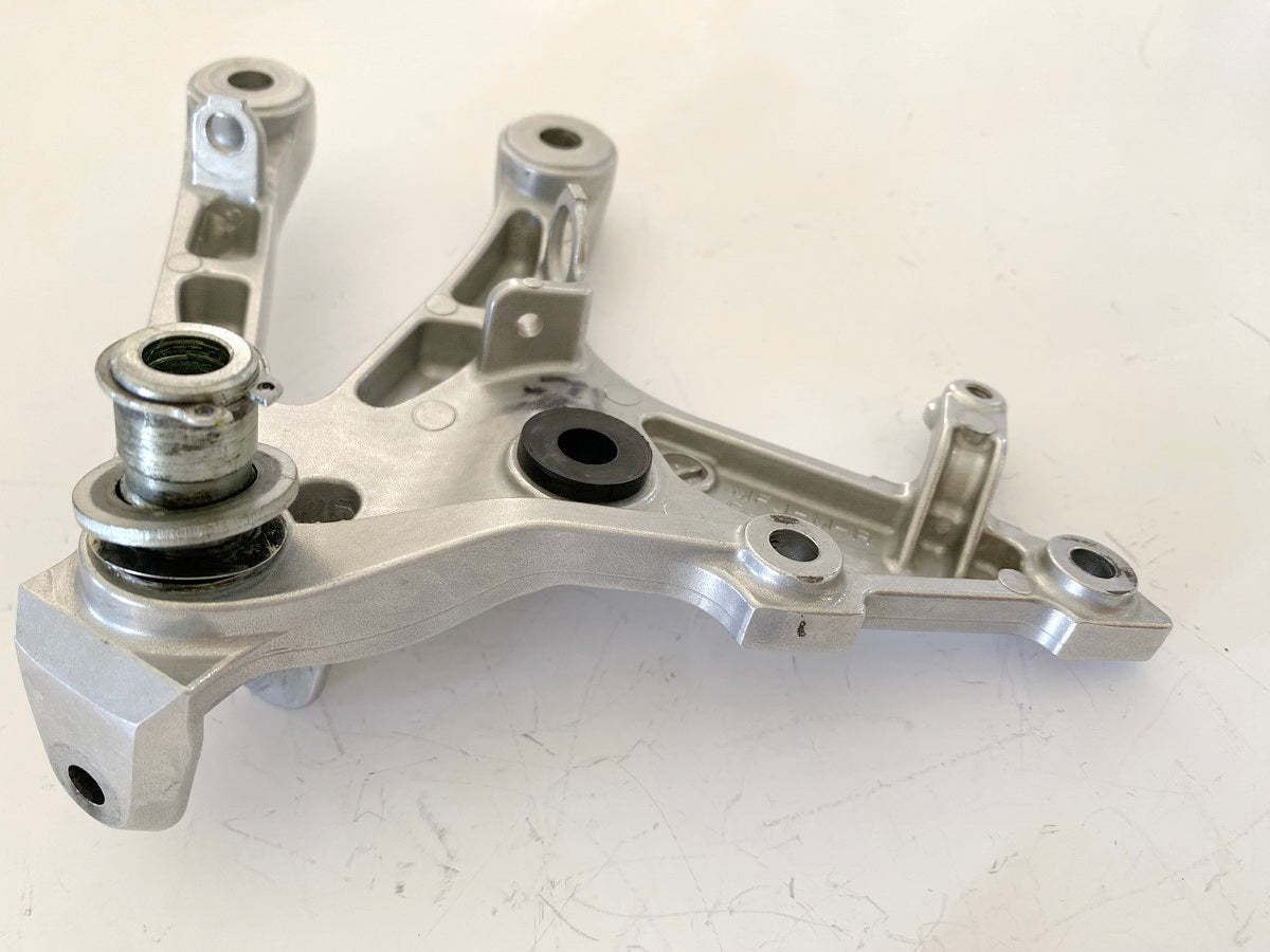 HONDA CBR 600 RR PC40 Fußrastenträger Fahrer rechts Halter Fußrastenplatte 07-13