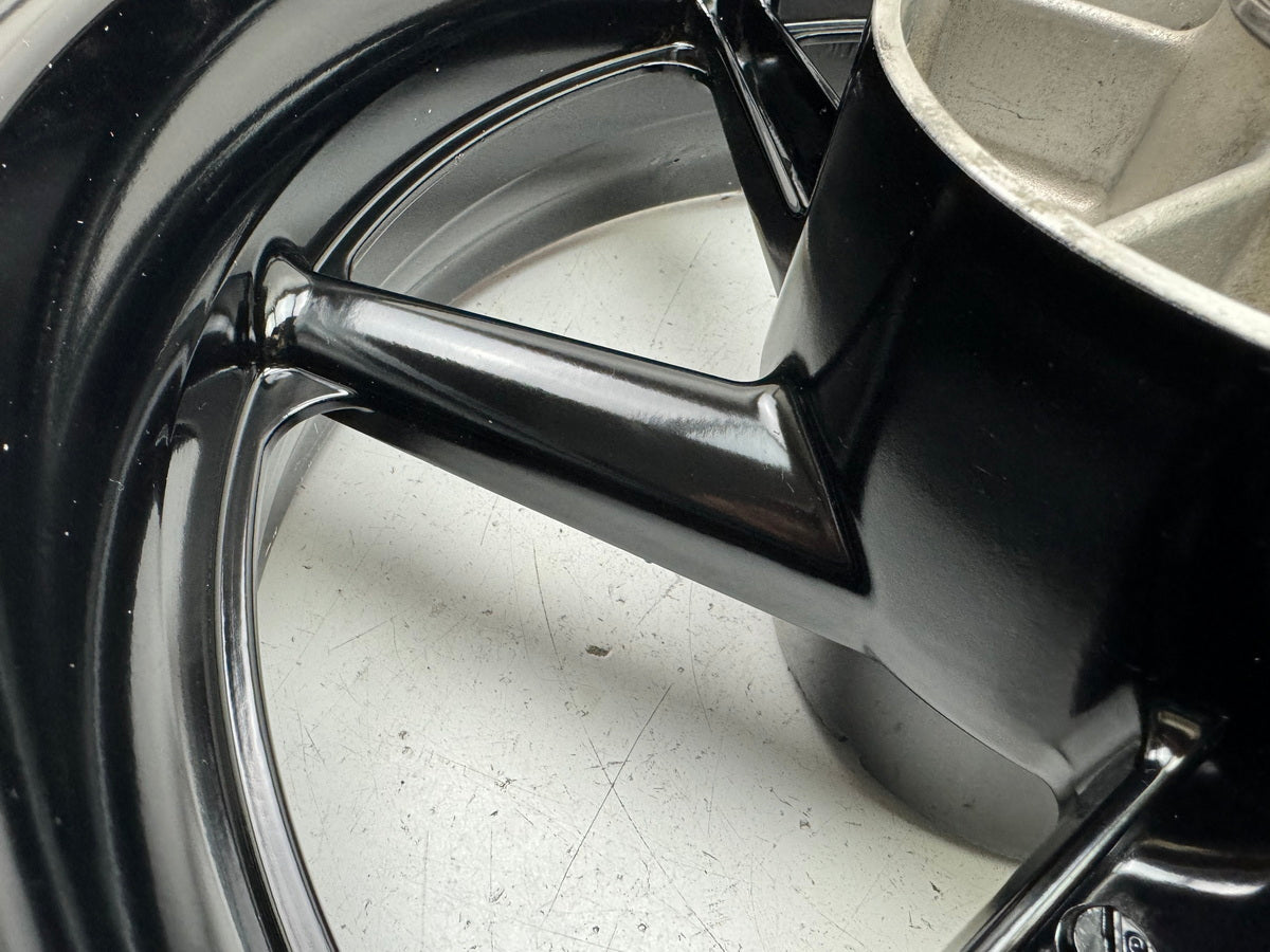 Honda CBR 900 SC28 Felge hinten Hinterrad J 17 x MT 5.50 schwarz original 92-93