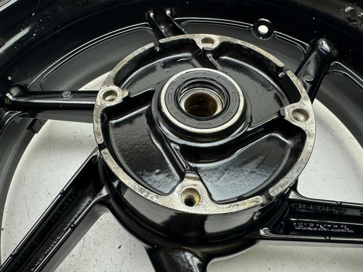 Honda CBR 900 SC28 Felge hinten Hinterrad J 17 x MT 5.50 schwarz original 92-93