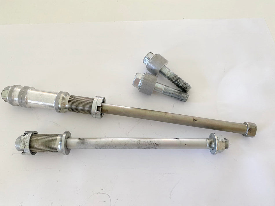 HONDA CBR 600 RR PC40 Eje Motor Soporte Motor Tornillo Tuerca Distancia 07-