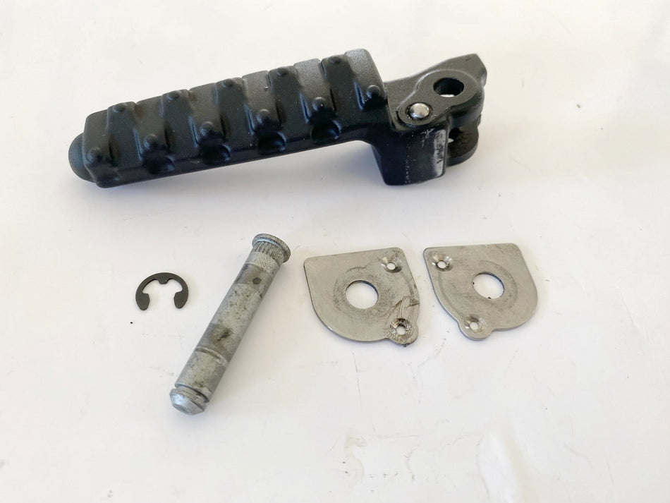 KTM 1290 SUPERDUKE R Estribera izquierda de pasajero (para conjunto de estriberas, placa de estribera)