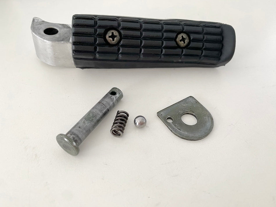 YAMAHA XJ 600S RJ01 DIVERSION Fußraste Sozius rechts hinten Bolzen original