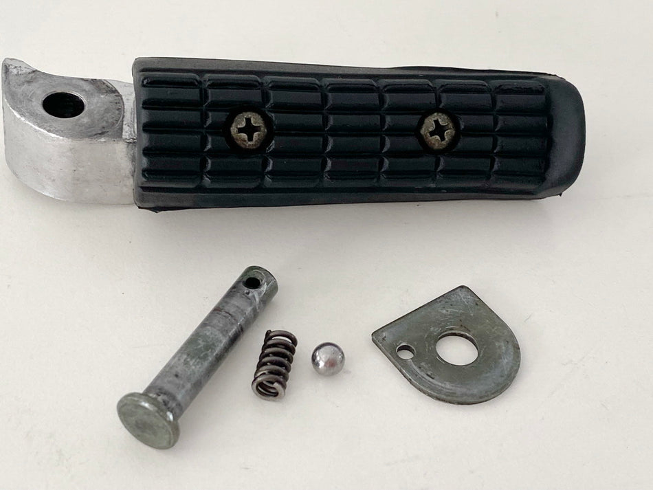 YAMAHA XJ 600S RJ01 DIVERSION Fußraste Sozius rechts hinten Bolzen original