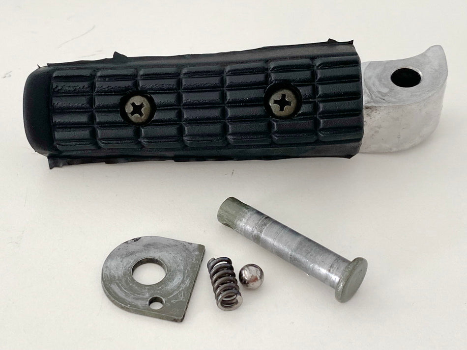 YAMAHA XJ 600S RJ01 DIVERSION Fußraste Sozius links hinten Bolzen original