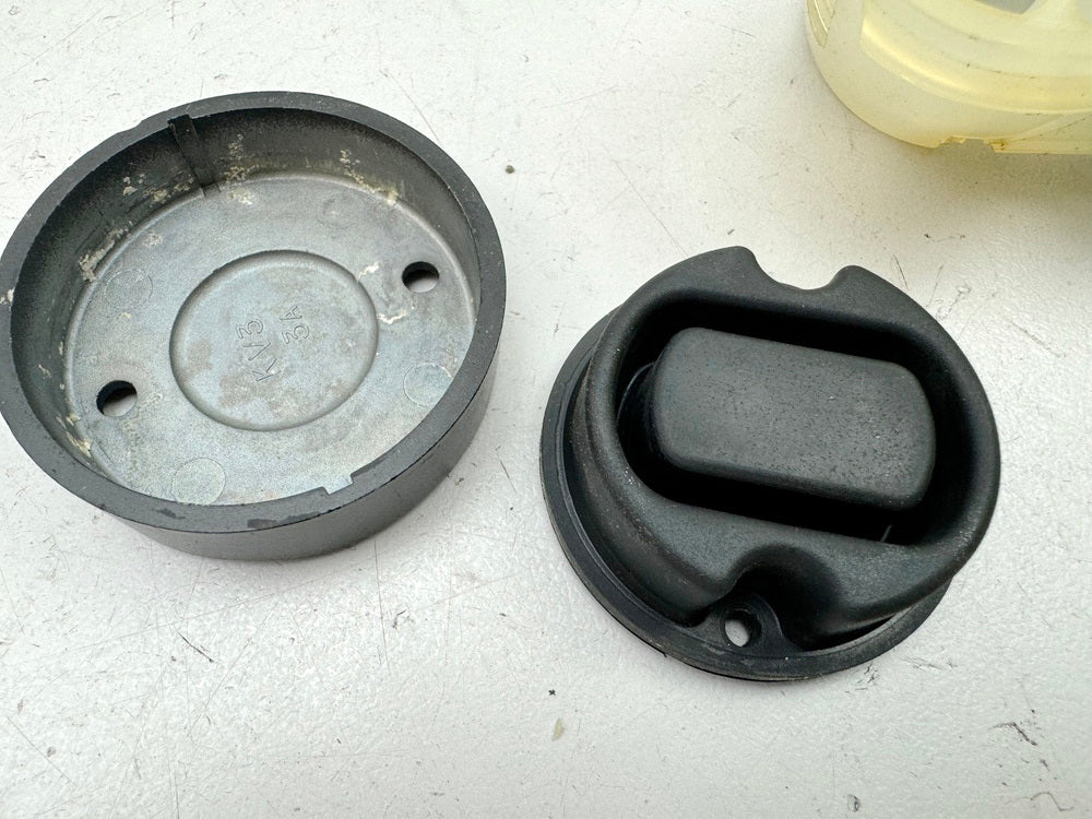 Honda CBR 900 SC28 Bremsflüssigkeitsbehälter vorn original für Bremspumpe 92-95