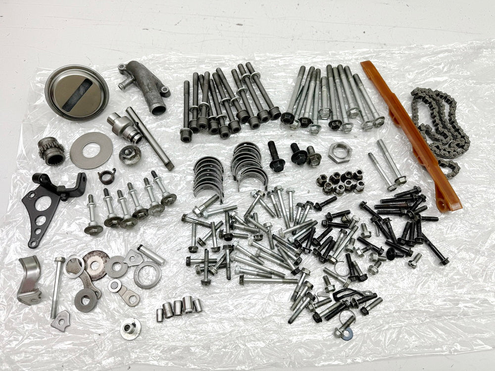 Honda CBR 900 SC28 Schrauben Muttern Halter Kleinteile Motor Motordeckel 92-95