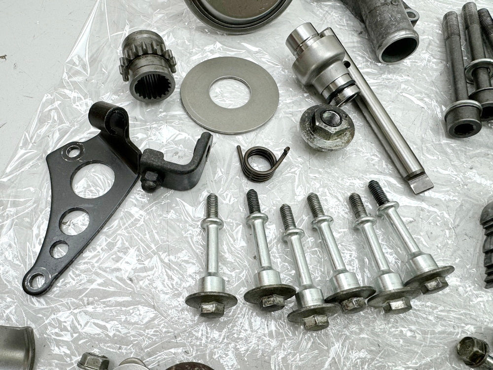 Honda CBR 900 SC28 Schrauben Muttern Halter Kleinteile Motor Motordeckel 92-95
