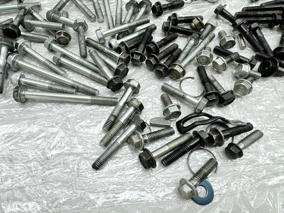 Honda CBR 900 SC28 Schrauben Muttern Halter Kleinteile Motor Motordeckel 92-95