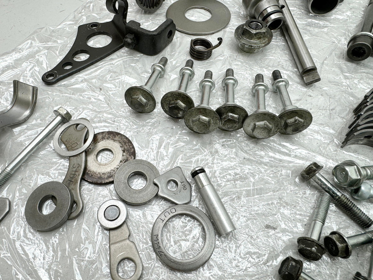 Honda CBR 900 SC28 Schrauben Muttern Halter Kleinteile Motor Motordeckel 92-95