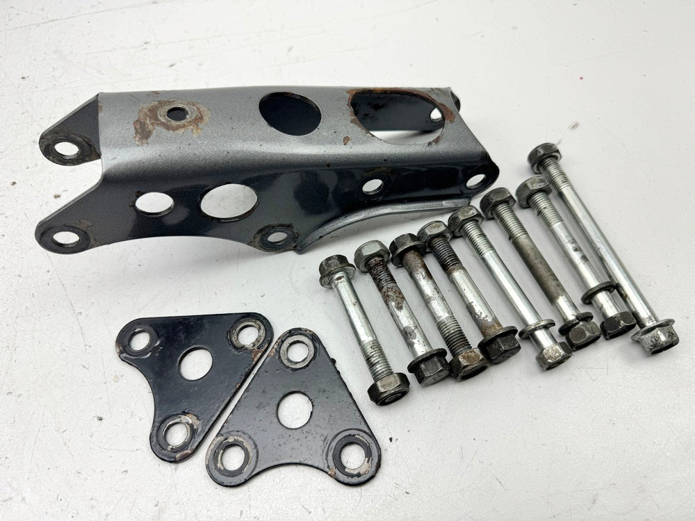 YAMAHA TT 600 E 4GV (4LW) Bracket Engine Screws Axle Engine Mount Support