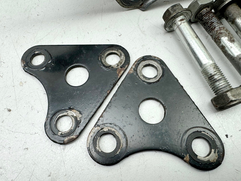 YAMAHA TT 600 E 4GV (4LW) Bracket Engine Screws Axle Engine Mount Support