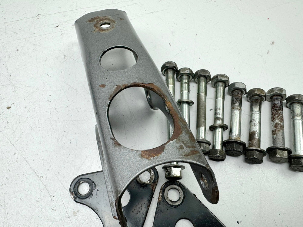 YAMAHA TT 600 E 4GV (4LW) Bracket Engine Screws Axle Engine Mount Support