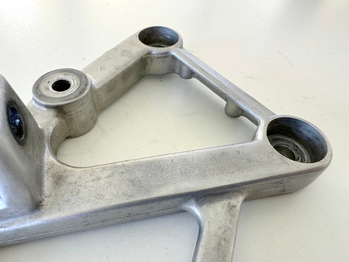 HONDA CBR 600 PC19 PC23 Fußrastenträger Fahrer links Halter Fußraste Halteplatte