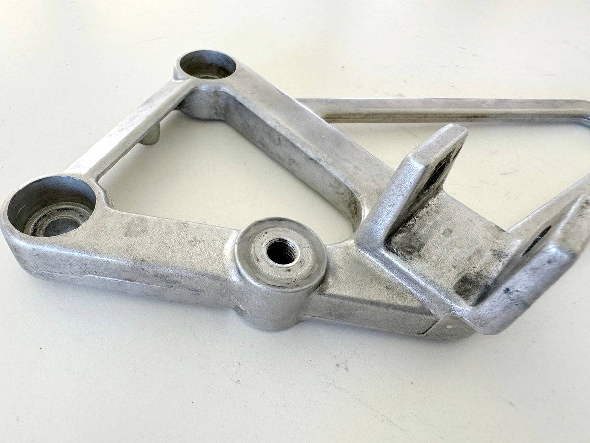 HONDA CBR 600 PC19 PC23 Fußrastenträger Fahrer links Halter Fußraste Halteplatte