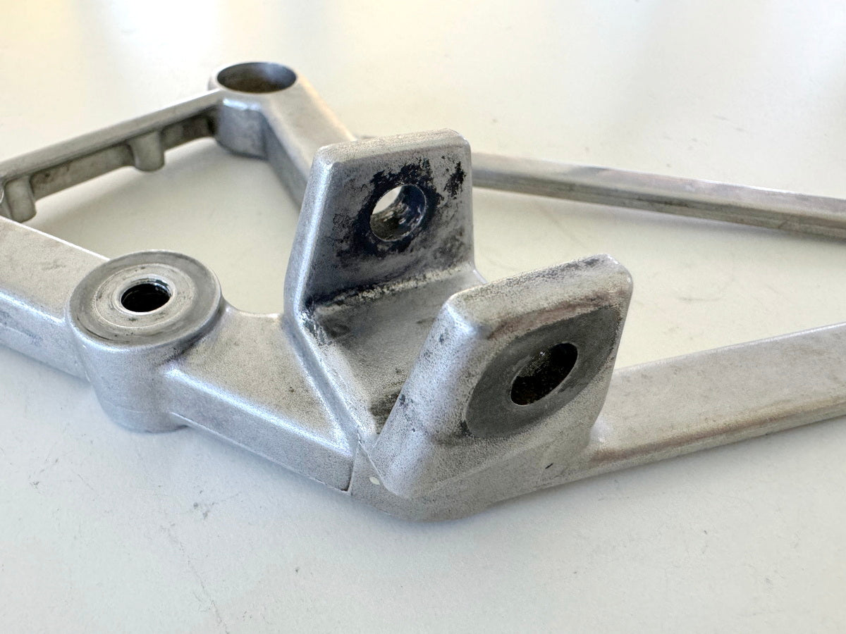 HONDA CBR 600 PC19 PC23 Fußrastenträger Fahrer links Halter Fußraste Halteplatte