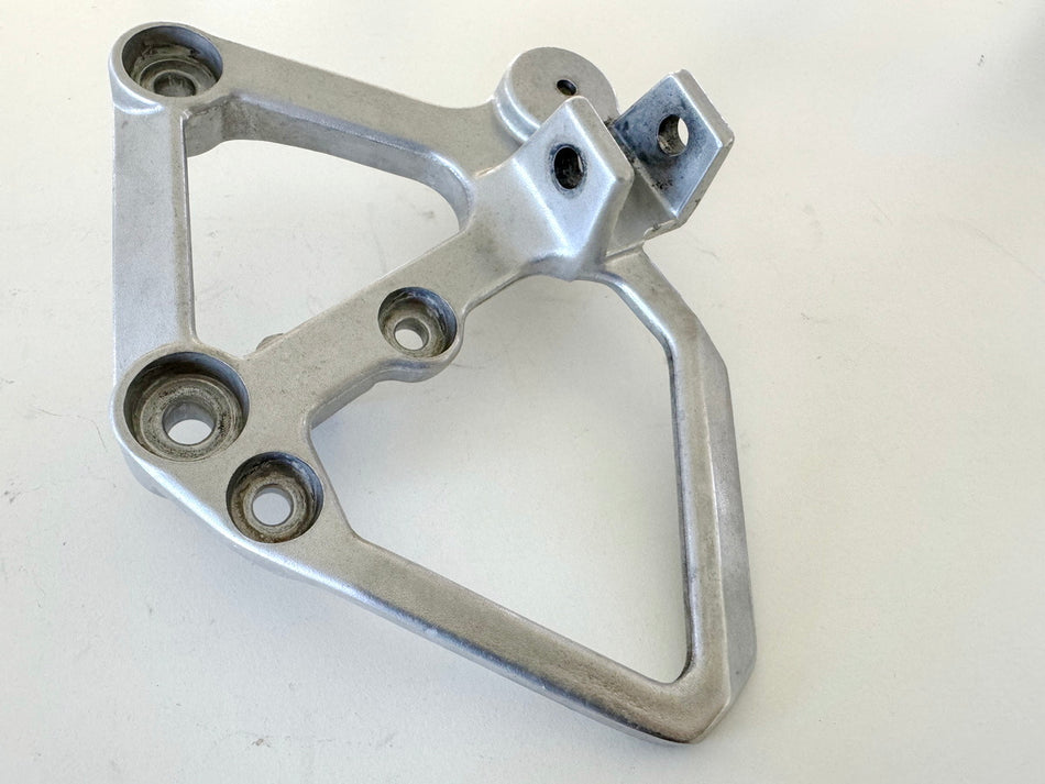 HONDA CBR600 PC19 PC23 Soporte de estribera delantero derecho, placa de sujeción de estribera