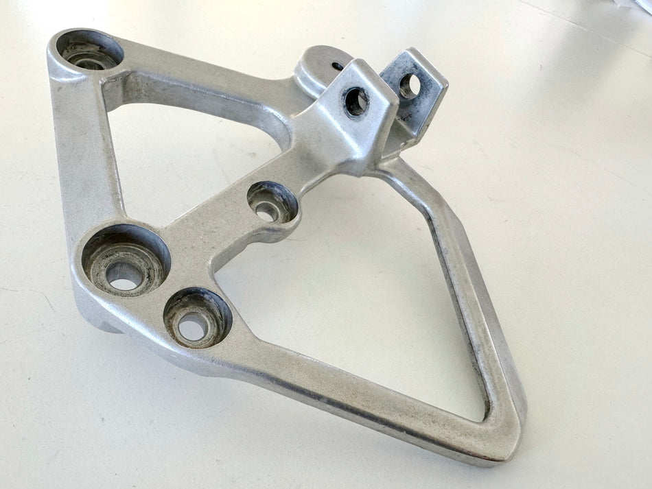 HONDA CBR600 PC19 PC23 Soporte de estribera delantero derecho, placa de sujeción de estribera