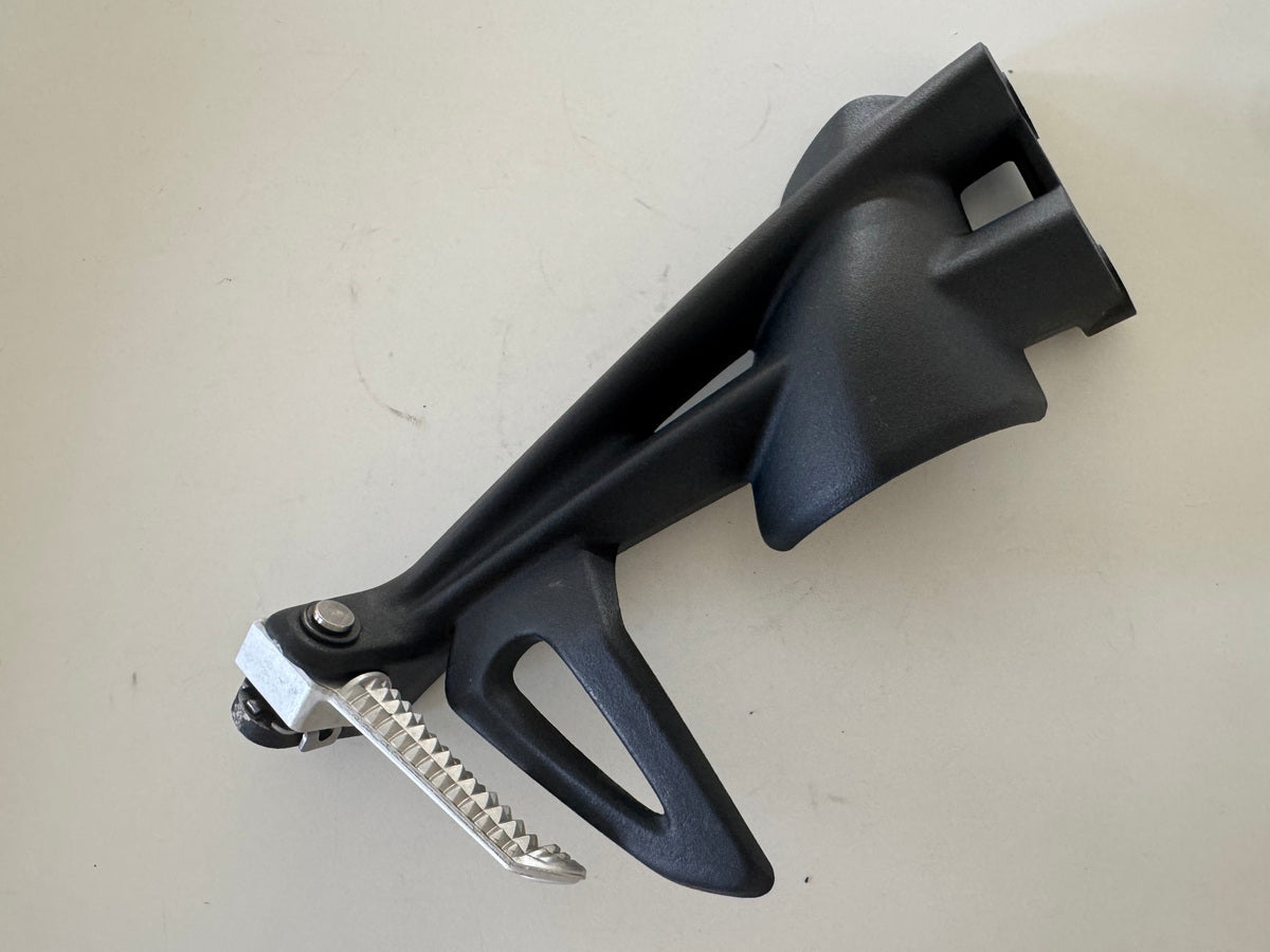 Triumph Street Triple 675 D67LD Fußrastenanlage hi. links Halter Fußraste 07-12