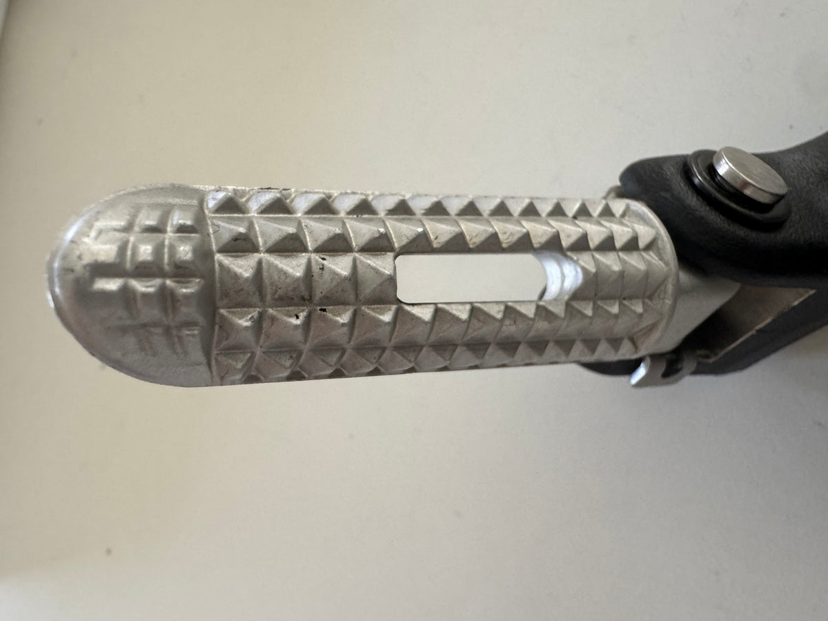 Triumph Street Triple 675 D67LD Fußrastenanlage hi. links Halter Fußraste 07-12
