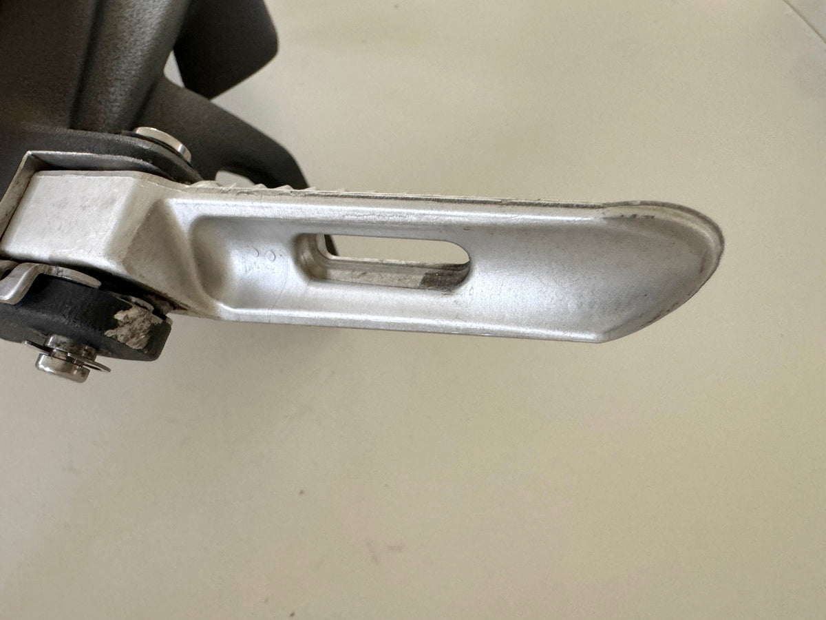 Triumph Street Triple 675 D67LD Fußrastenanlage hi. links Halter Fußraste 07-12