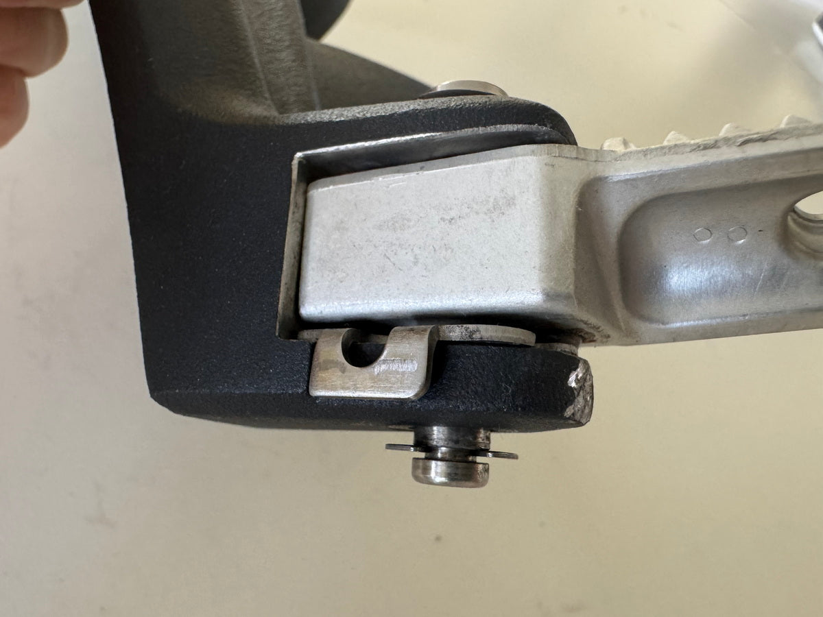 Triumph Street Triple 675 D67LD Fußrastenanlage hi. links Halter Fußraste 07-12