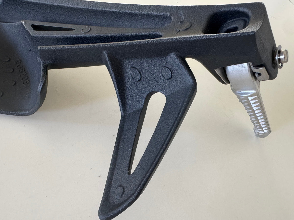 Triumph Street Triple 675 D67LD Fußrastenanlage hi. links Halter Fußraste 07-12