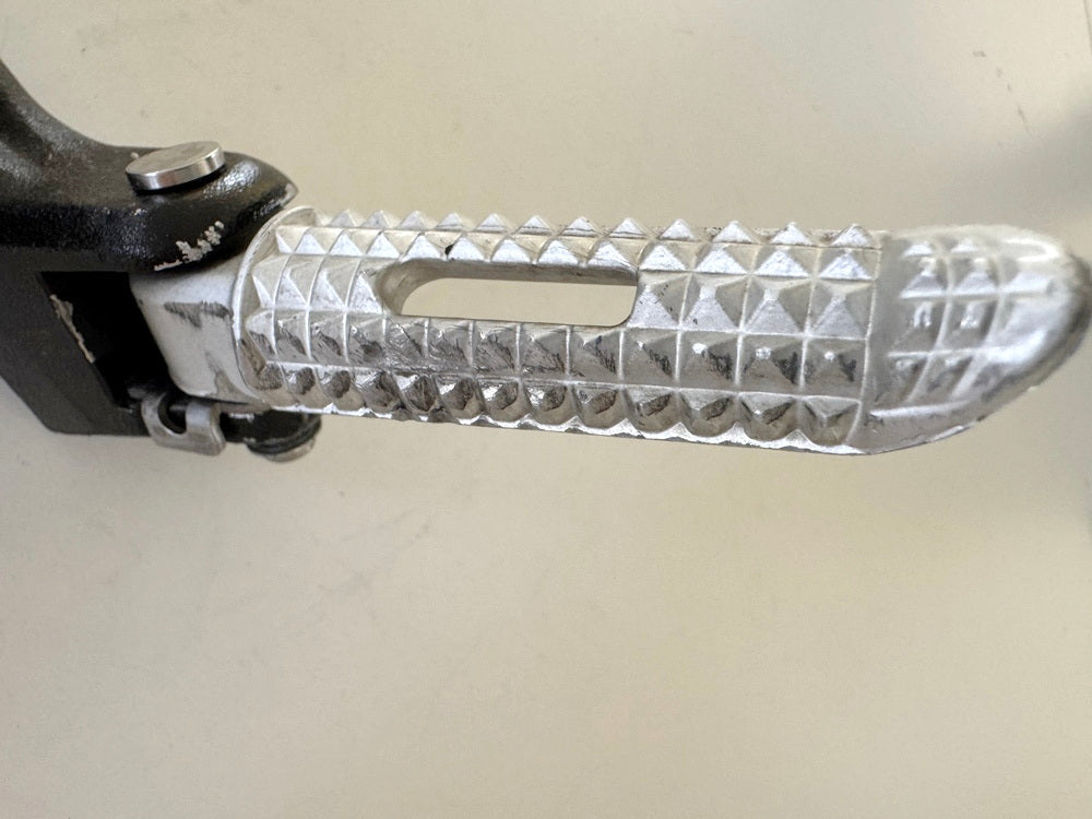 Triumph Street Triple 675 D67LD Fußrastenanlage hi. rechts Halter Fußraste 07-12