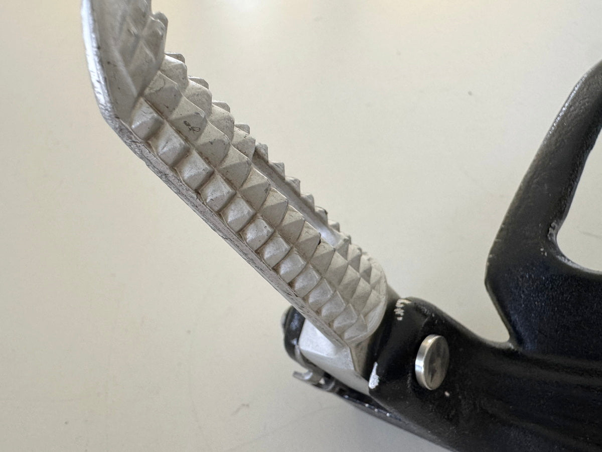 Triumph Street Triple 675 D67LD Fußrastenanlage hi. rechts Halter Fußraste 07-12