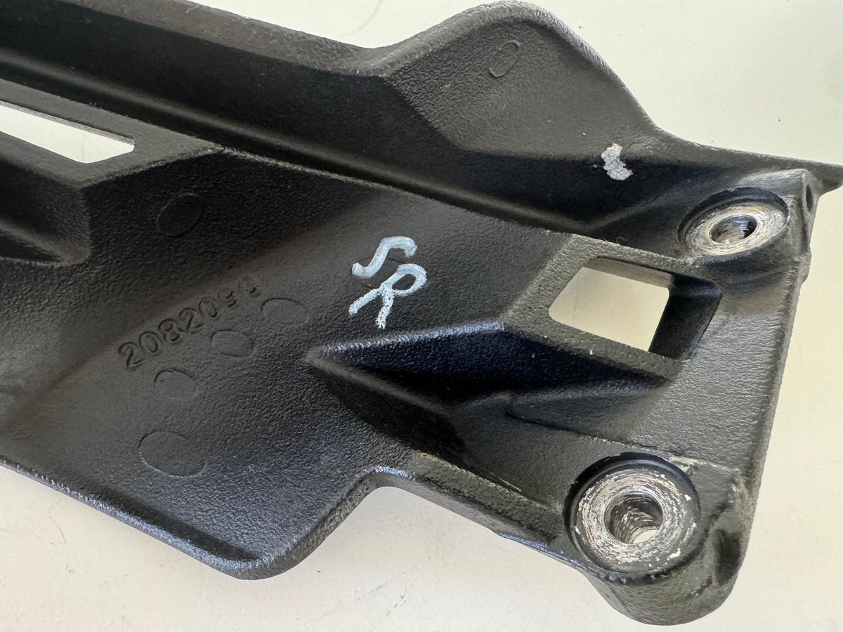 Triumph Street Triple 675 D67LD Fußrastenanlage hi. rechts Halter Fußraste 07-12