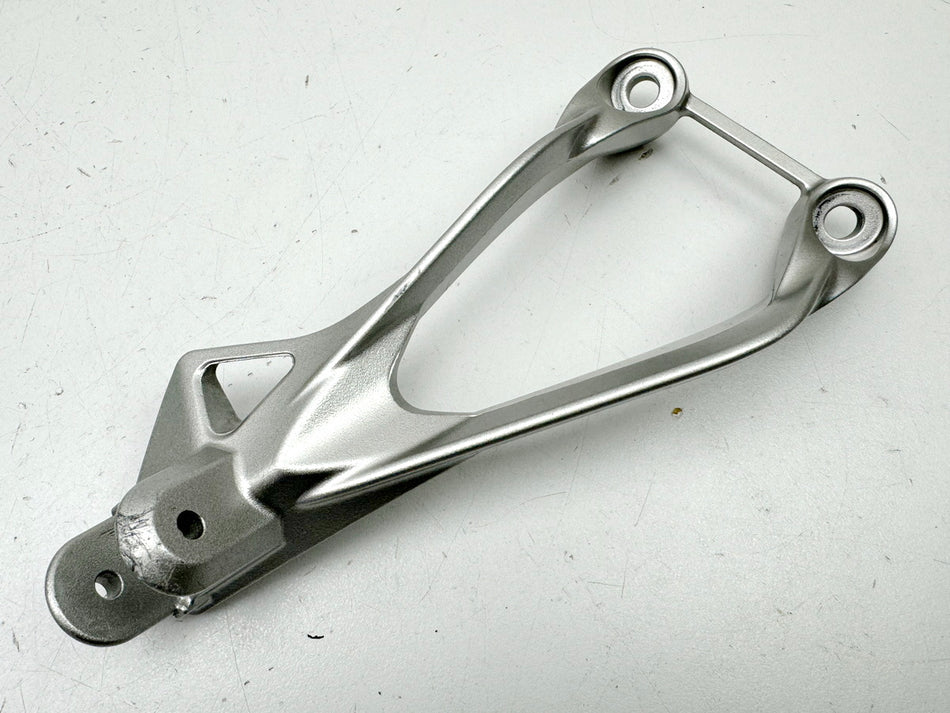 KAWASAKI ZX-6R 636 C Fußrastenträger Sozius rechts Halter Fußraste Platte 05-06