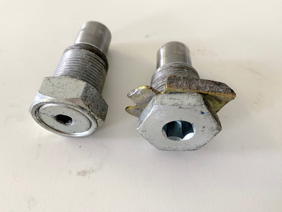 YAMAHA VMX-12 VMAX 1200 2WE Bolt Swingarm Pivot Shaft Pin Nut