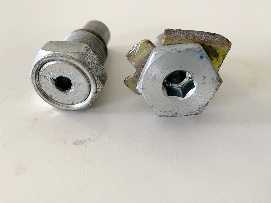 YAMAHA VMX-12 VMAX 1200 2WE Bolt Swingarm Pivot Shaft Pin Nut