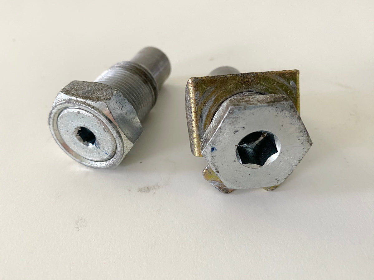 YAMAHA VMX-12 VMAX 1200 2WE Bolt Swingarm Pivot Shaft Pin Nut